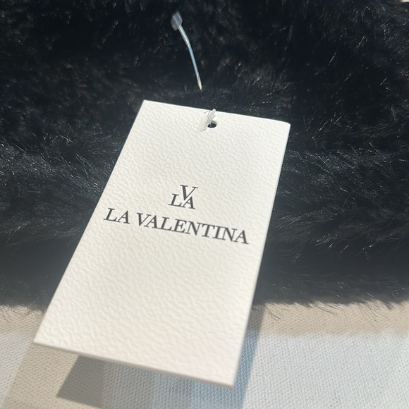 NWT  La Valentina Black Faux Fur Beanie fully lined in fabric. - Picture 4 of 6